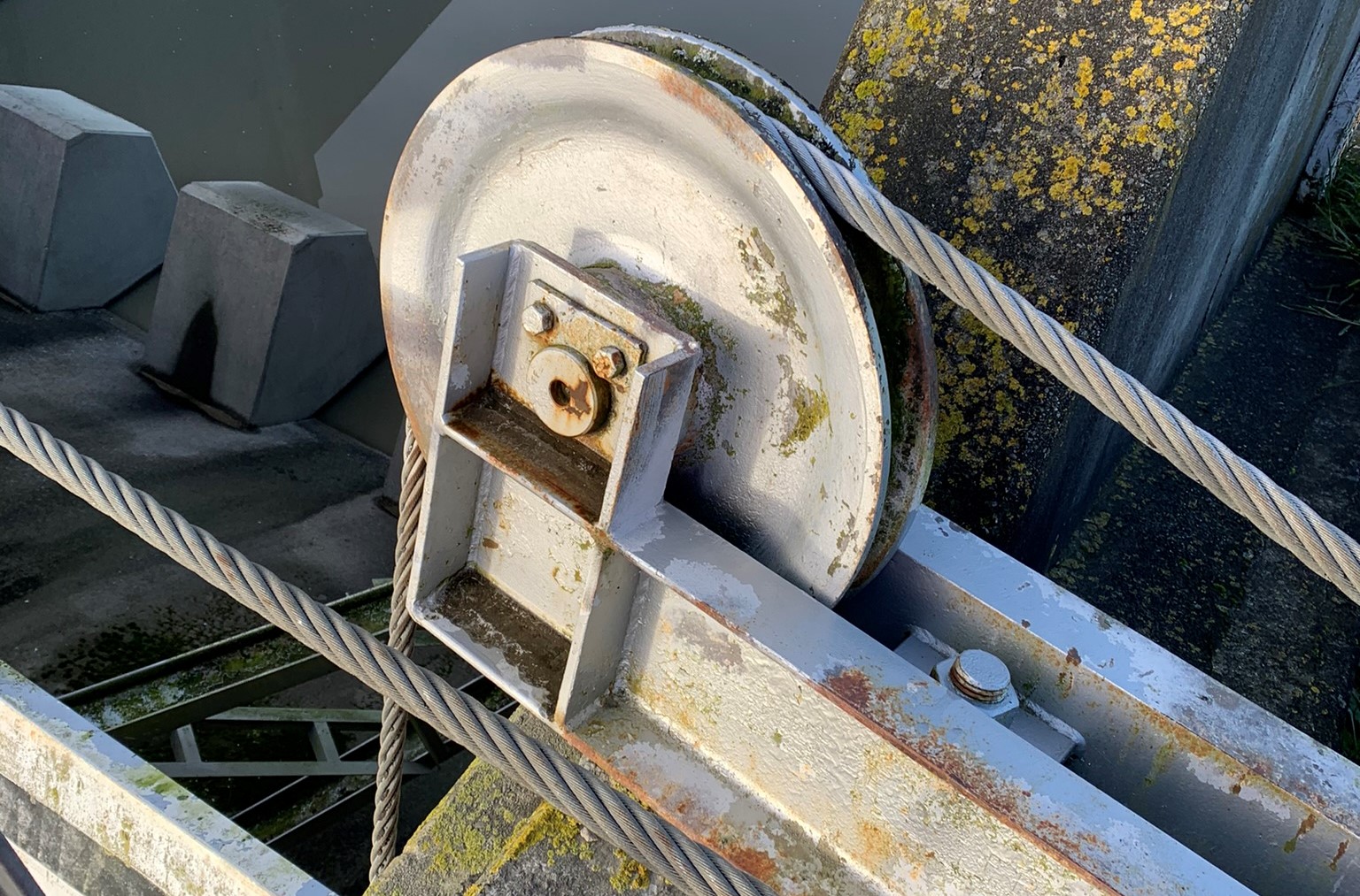 Sheave component on floodgate.