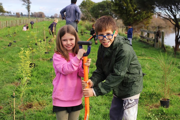 Horizons helps local schools and iwi plant 1,800 natives for freshwater improvement