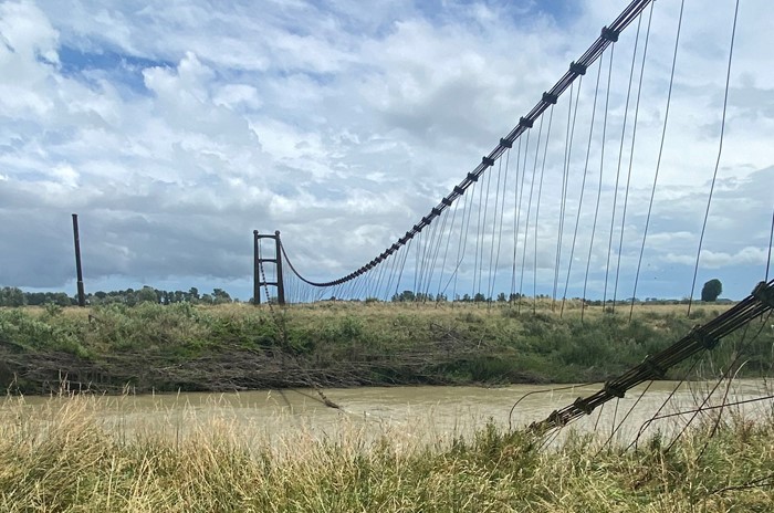 Horizons warns Manawatū River users to take care after Ōpiki bridge cable falls into awa