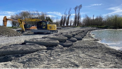 Works underway to place hard mudstones along the Rangitīkei River.